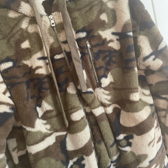 Fuzzy Camo Bomber Jacket - size large - Picture 2 of 5